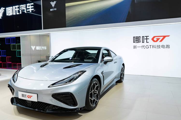 东莞71哪吒汽车在智能汽车领域的表现，领途汽车在新能源汽车市场中的影响力